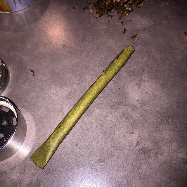 HertcombEmma's tweet photo. A white owl blunt to start the day https://t.co/tXe5N0jHeG