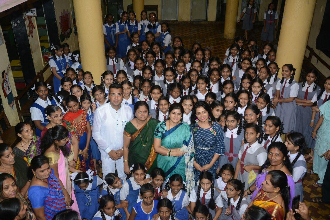 ThakareShalini's tweet photo. सॅनिटरी नॅपकिन वेण्डिंग मशीनचा लोकार्पण सोहळा आशाबाई वारे हायस्कुल येथे अभिनेत्री प्रार्थना बेहरे हिच्या उपस्थितीत.. https://t.co/zFjokiXJYP