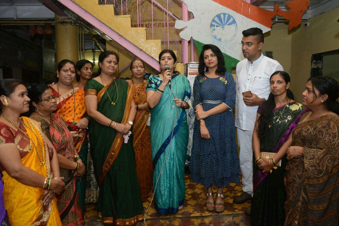 ThakareShalini's tweet photo. सॅनिटरी नॅपकिन वेण्डिंग मशीनचा लोकार्पण सोहळा आशाबाई वारे हायस्कुल येथे अभिनेत्री प्रार्थना बेहरे हिच्या उपस्थितीत.. https://t.co/zFjokiXJYP