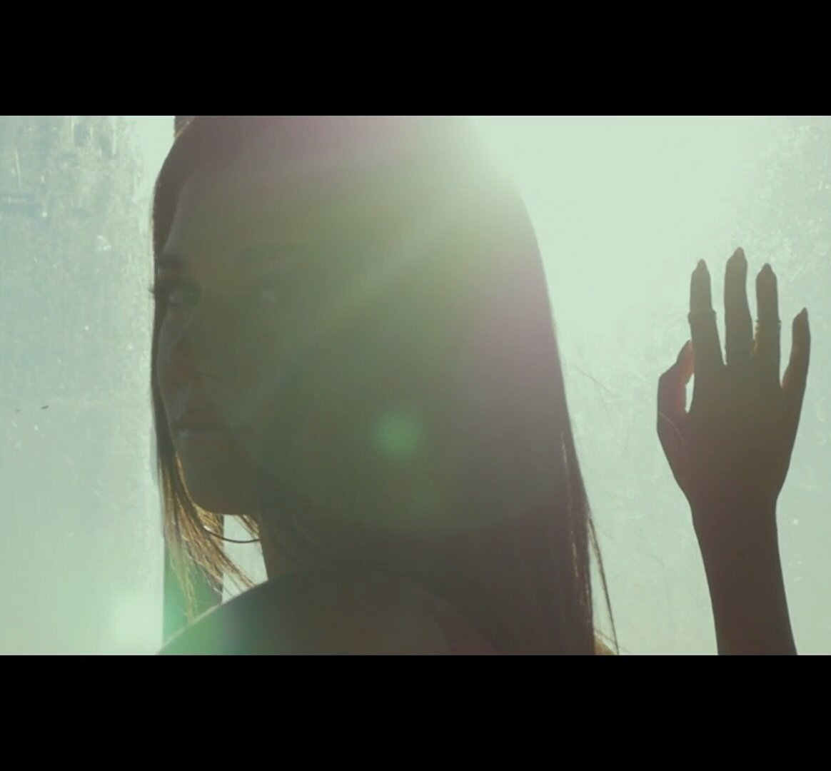 Ya disponible el nuevo videoclip de <a href="/marinagh22/">Marina • Oficial</a> #QueVengaElAire en su canal vevo de youtube a que esperas para verlo