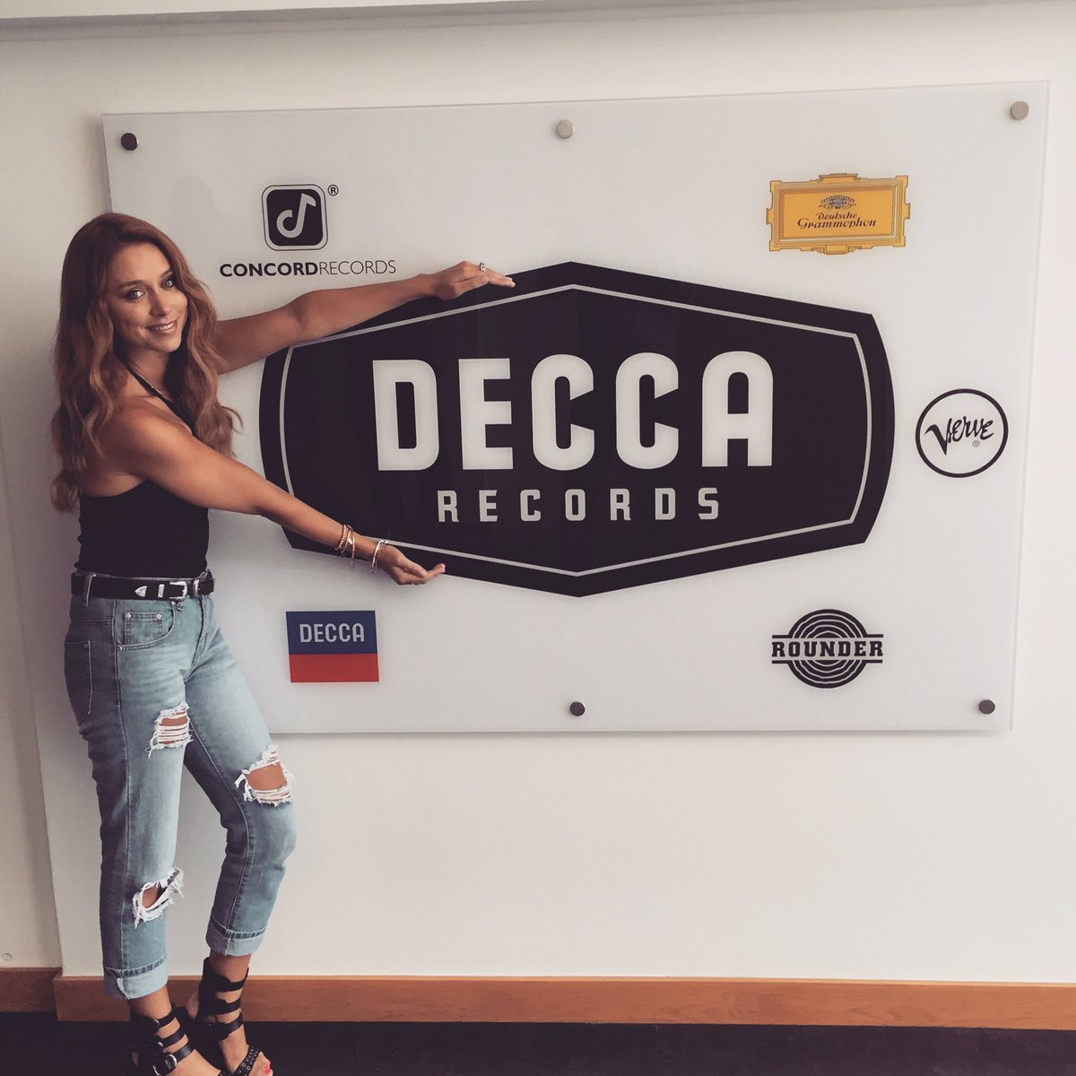 UnaHealy's tweet photo. So excited to announce I've signed to @deccarecords the home to so many amazing artists I admire. 😍#excited https://t.co/zz8QAaIxL1