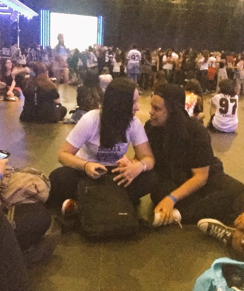 loverboyismine's tweet photo. um mês #727TourSP 😍 @itzlmj @bxbymamba https://t.co/6xhaWBu4pM