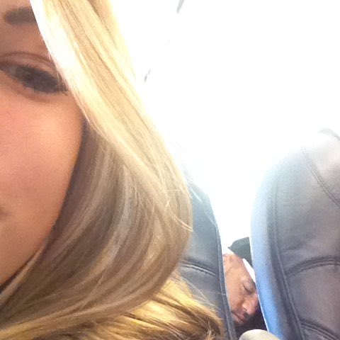 albanekapusta's tweet photo. Y'AVAIS BOOBA SUR LE SIÈGE JUSTE DERRIÈRE MOI DANS L'AVION LES GARS!!! https://t.co/aajMHKnRgI