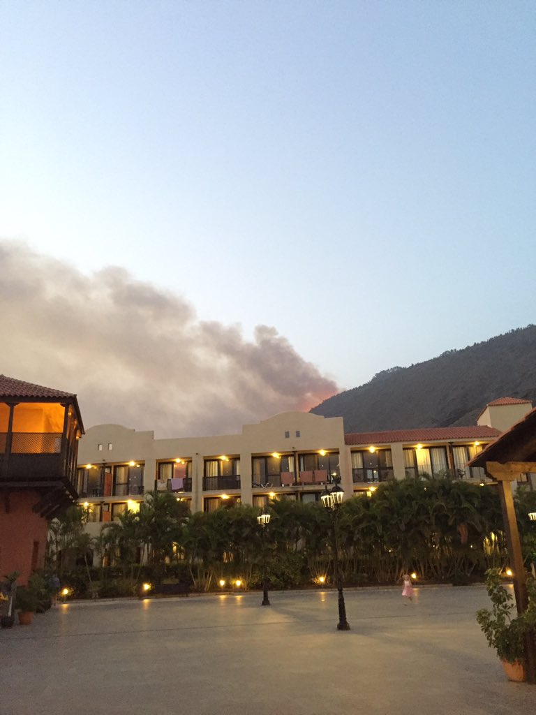 sykounet's tweet photo. Incendie aux Canaries, un Allemand a chier dans la forêt et à brûlé sont PQ.. GG🖕🏻 https://t.co/FdM59dCyR5