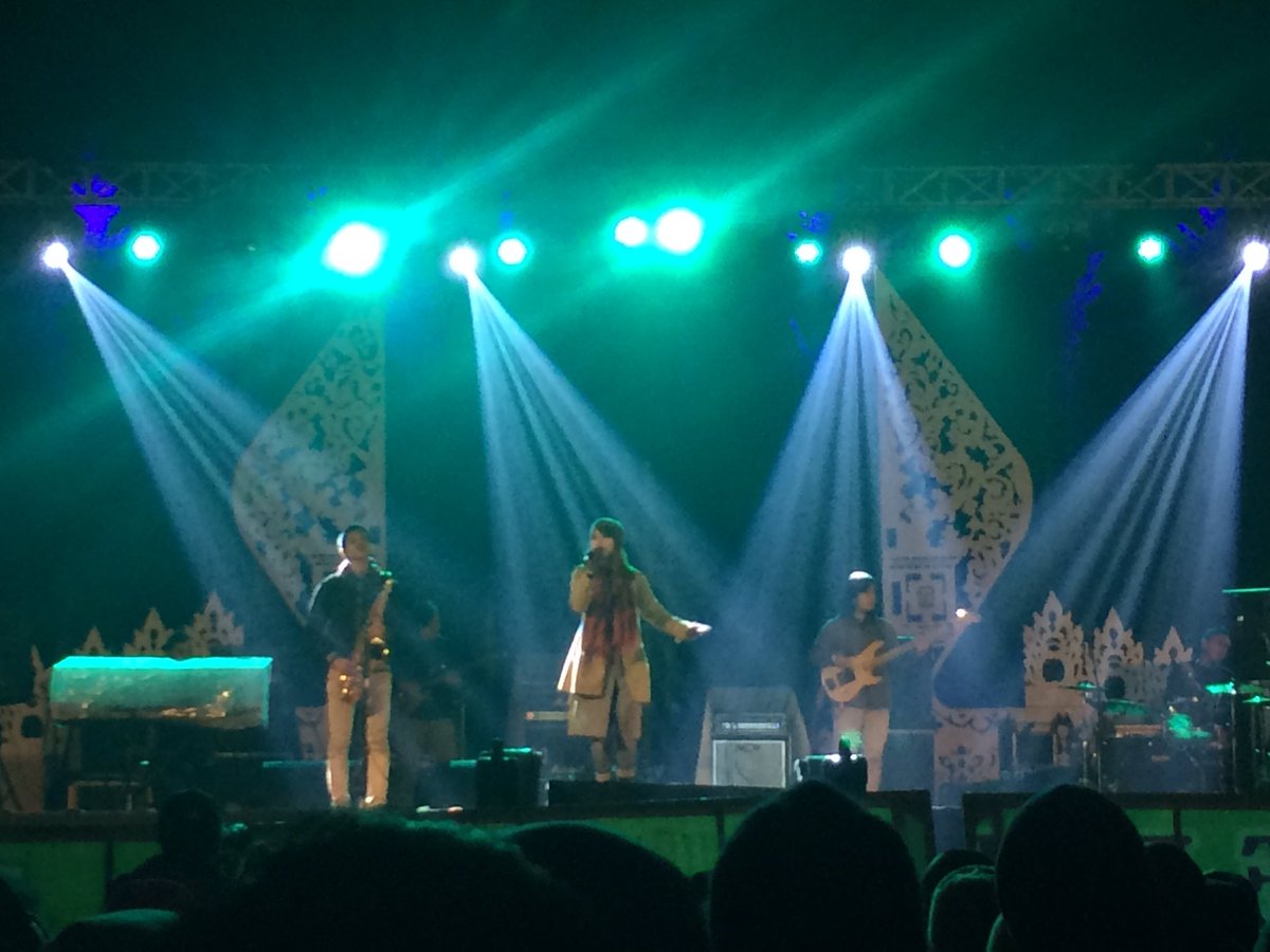 .<a href="/GlanzeMusic/">Glanze</a> membawakan lagu mereka sendiri, 'A Night to Remember'

LIVE BLOG #JazzAtasAwan s.rplr.co/WxHnw0V