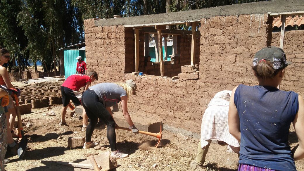 campperu's tweet photo. Our #volunteers on their #gapyear working in the construction of a dinning room 😊💪#dosomethingamazing @CampsInt https://t.co/E5i5XQJ4qb