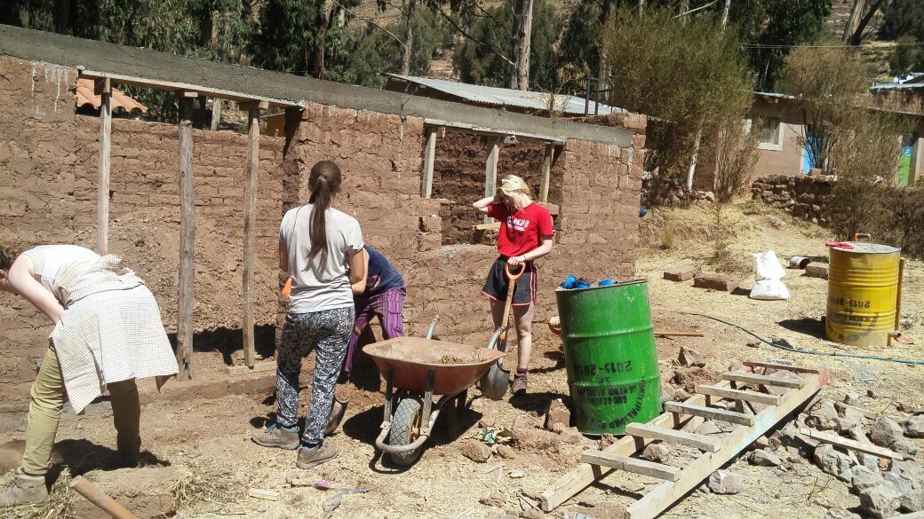 campperu's tweet photo. Our #volunteers on their #gapyear working in the construction of a dinning room 😊💪#dosomethingamazing @CampsInt https://t.co/E5i5XQJ4qb