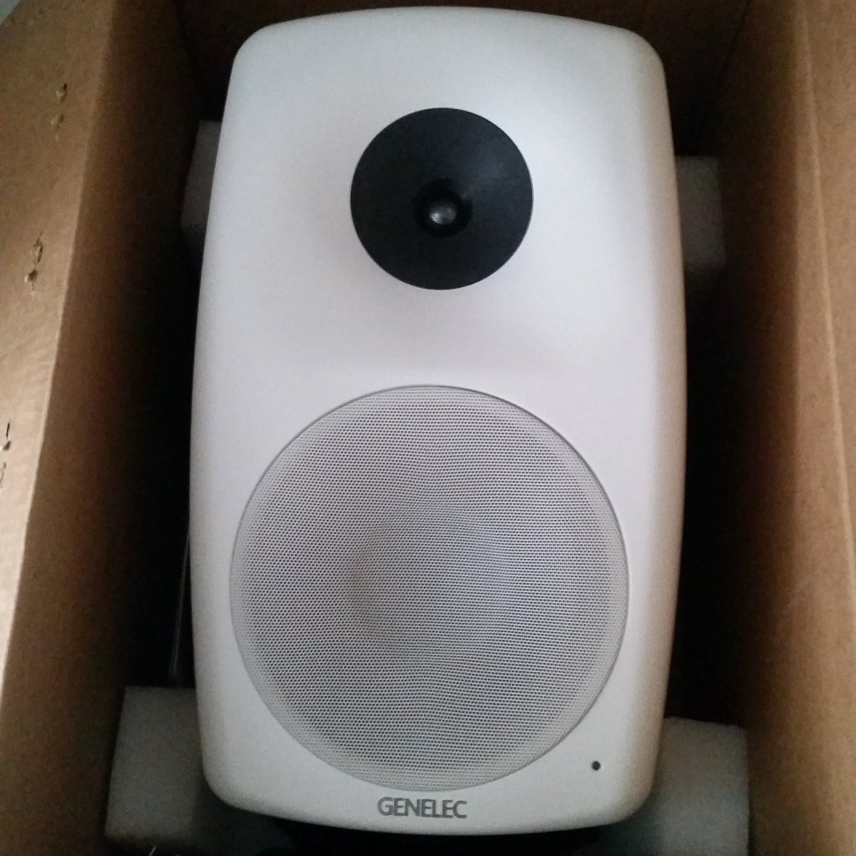 jonmartindj's tweet photo. Monitor updated !!! 1 pair of  GENELEC 8260A white, GLM 2.1.0
#genelec #jonmartin #jonmartinofficial https://t.co/MyHI06YXWq