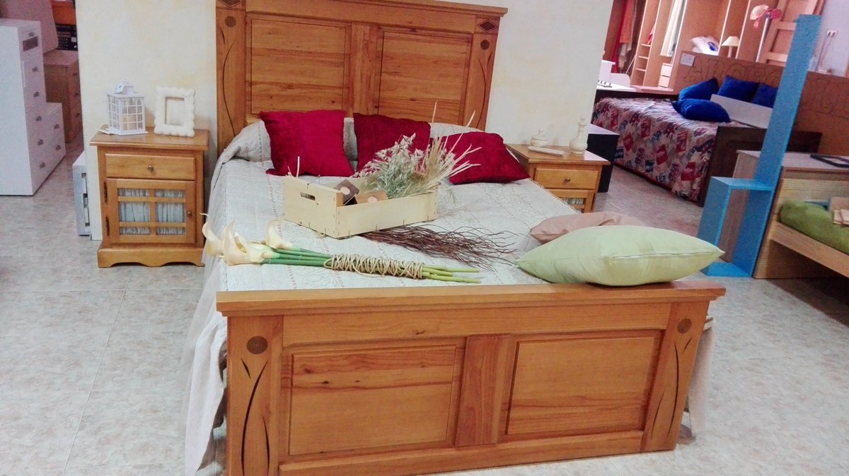 ArcecollMuebles's tweet photo. Todas las modas vuelve, aunque hay algunas que nunca se han ido; Dormitorio con mesillas de visillo 950€ #arcecoll https://t.co/JZCIw6hVnI