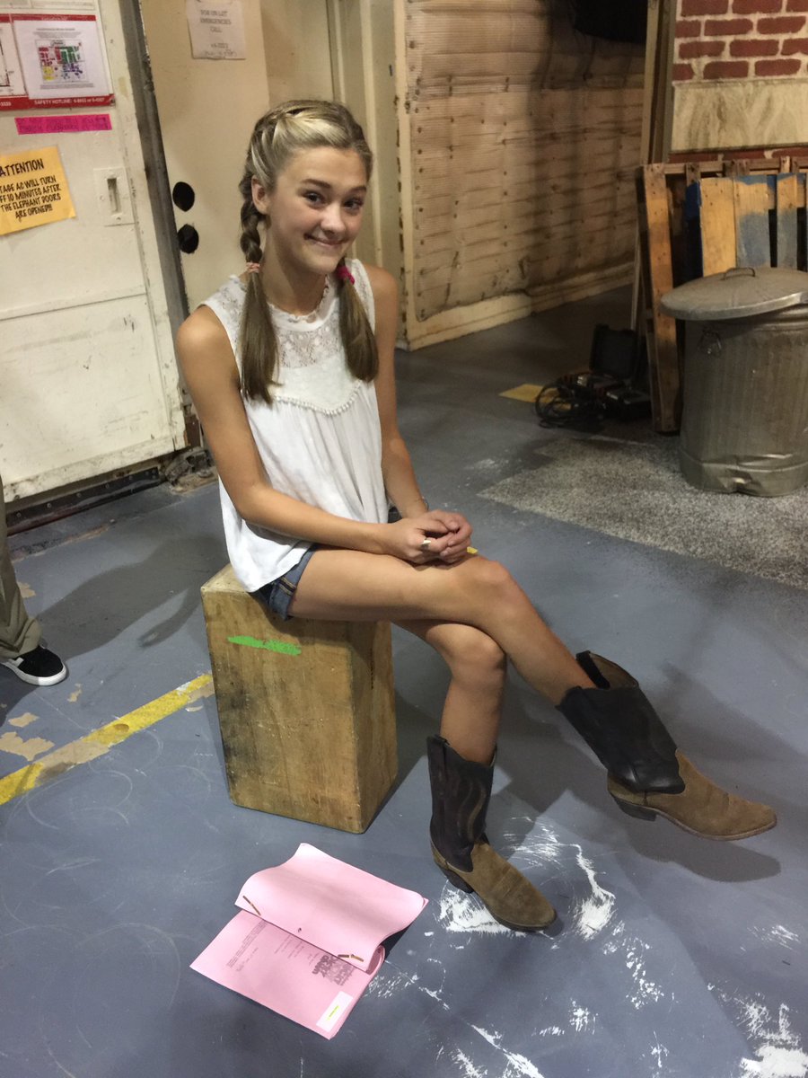 Àwọn Twíìtì Lizzy Greene.