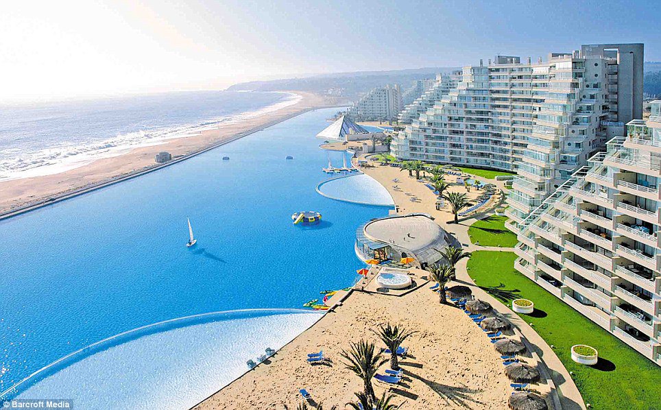 AshiraTravel's tweet photo. I found the largest pool in the world in chile :) #TakeMeThere #travelblogger #travelnow #holiday #Chile https://t.co/1Ifxvw2UPI