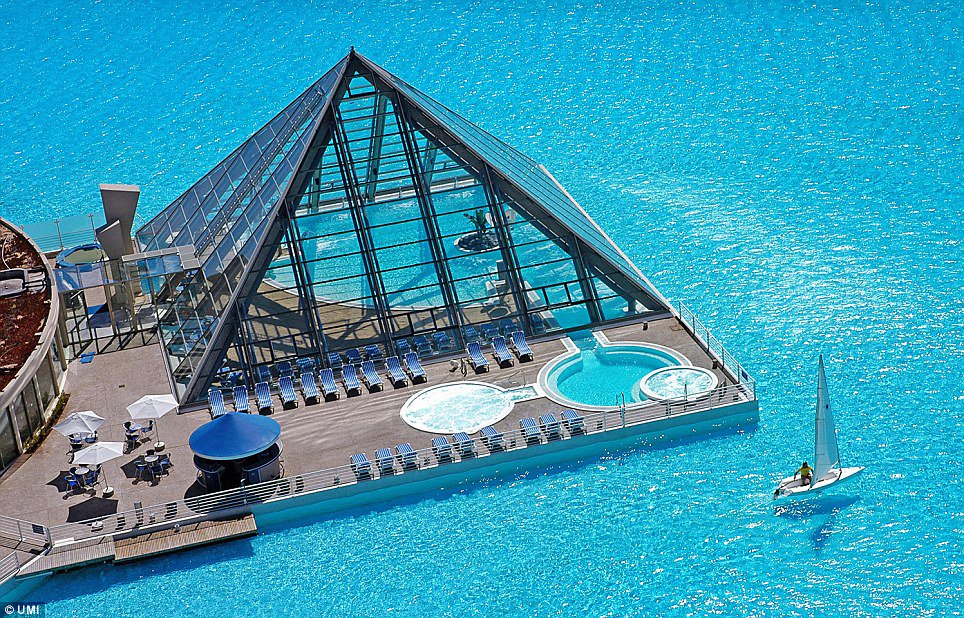 AshiraTravel's tweet photo. I found the largest pool in the world in chile :) #TakeMeThere #travelblogger #travelnow #holiday #Chile https://t.co/1Ifxvw2UPI