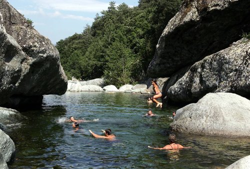 Quelques endroits pour passer une journée à la fraîche en #Corse. isulanews.com/category/baign…