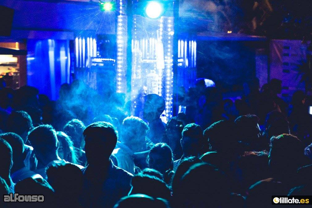 Viernes noches a full en TERRAZA ALFONSO

Lista Dani Corredera 00 a 02.

Reservados 693271698, no te quedes sin él