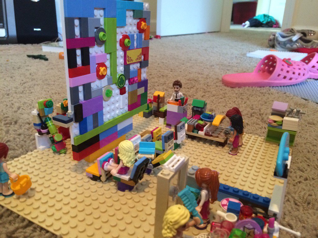 LancePaper's tweet image. Lego movie theater with snack bar, gift shop, video games and film showing on the screen.  My Claire is brilliant.