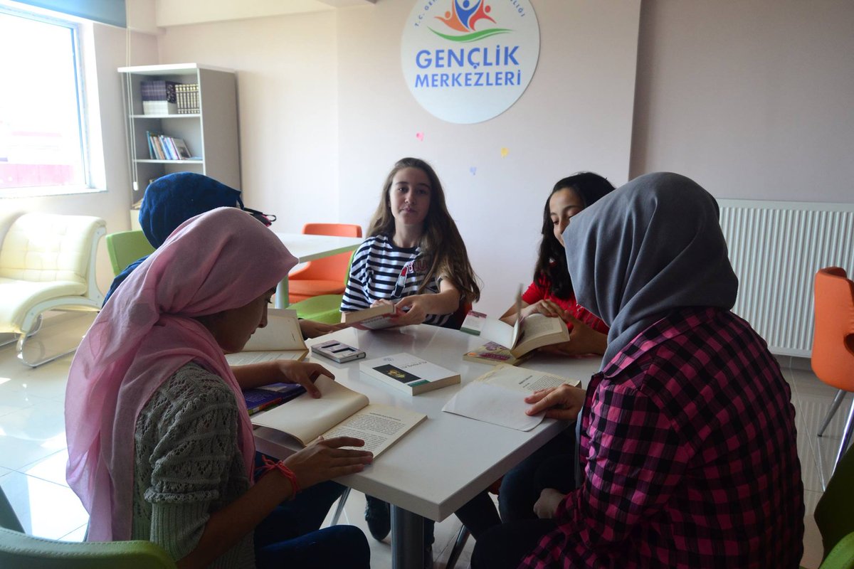 Kitap okuma saatleri yazında merkezimizde devam ediyor.
#GSBGM
#GençlikMerkezimdeBuYaz