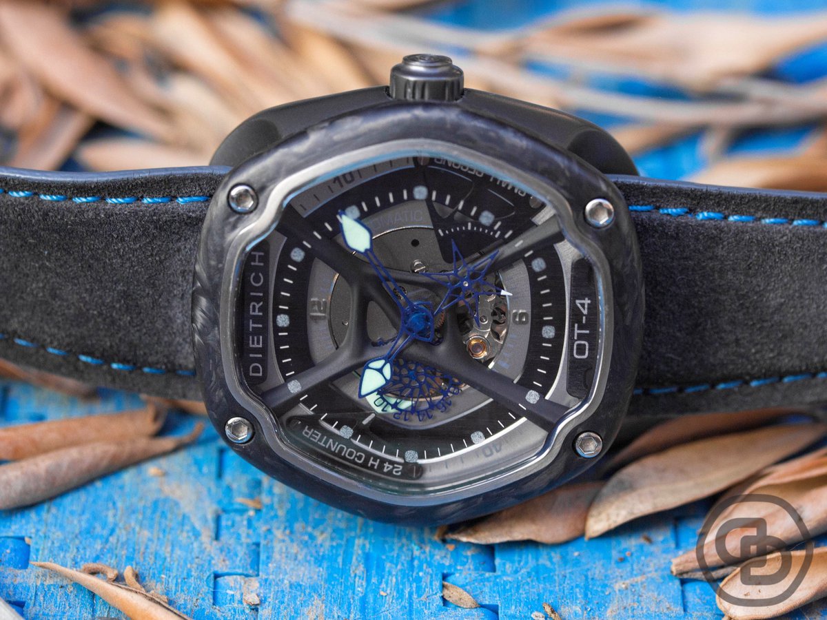 Each and every OT-4 is something of a unique piece, as no two forged carbon bezels are exactly alike!
