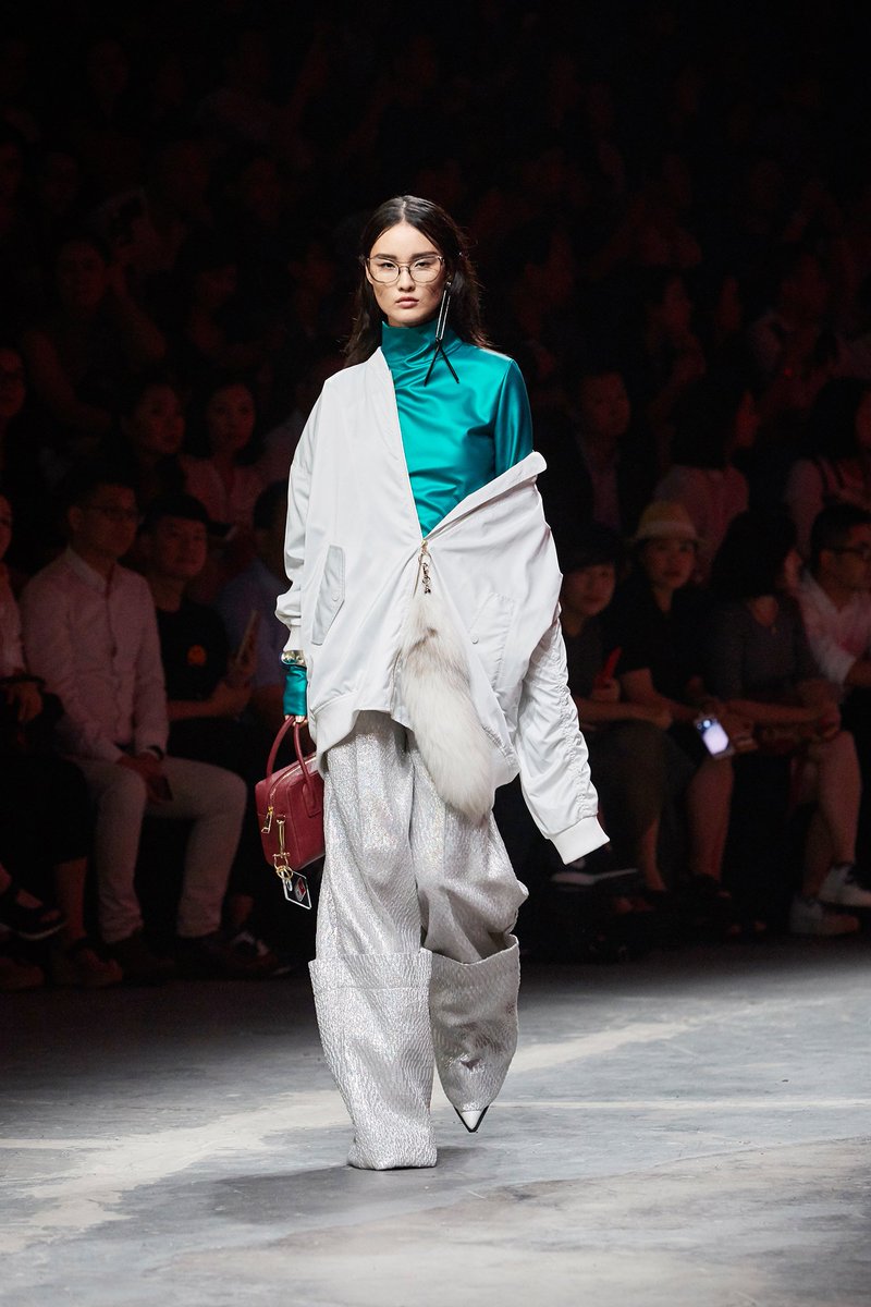 edition_10's tweet photo. Silk = Comfort + Shine. @gia_tang in #mocofashiongala2016 #happening #MOandCo #2017spring https://t.co/CiPZGEeDDg