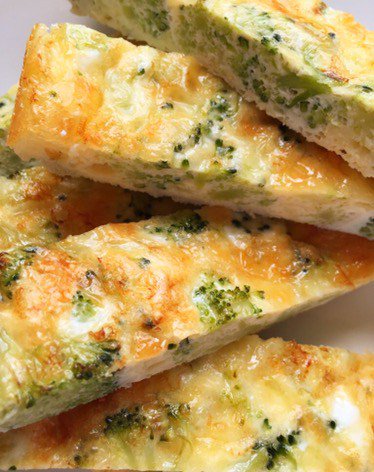 Cheese and Broccoli Eggy Fingers thetoddlerchef.com/2016/08/05/che…