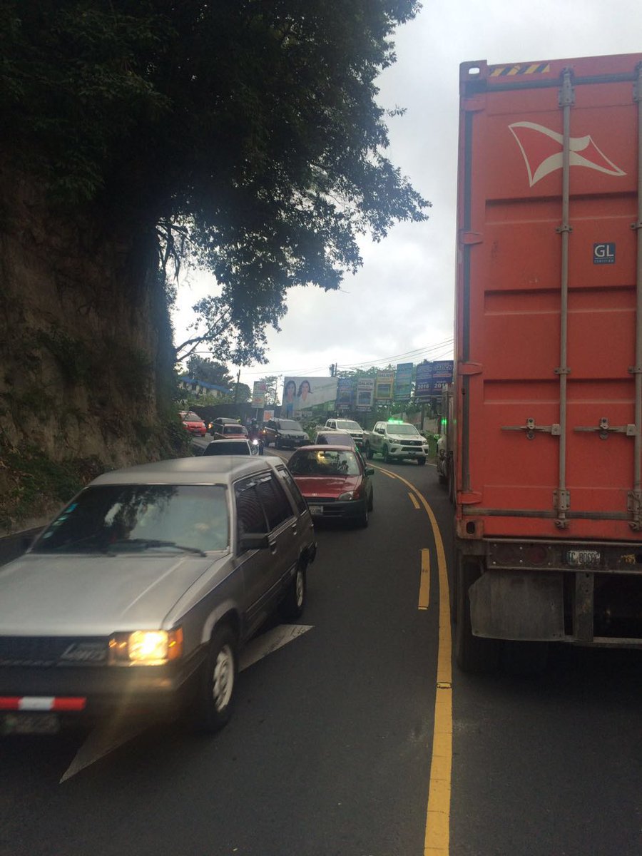 EmisorasUnidas's tweet photo. #TránsitoGT complicado por tráiler averiado en la entrada de Boca del Monte. 

Vía: @SantosDalia 
https://t.co/VAZP6d59W2