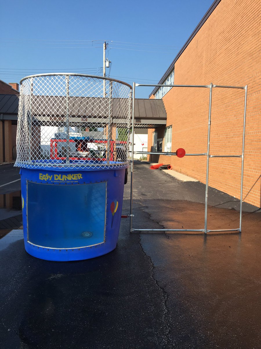 drloukramer's tweet image. Dunk tank schedule &amp;amp; @AndeeWrites takes my prime spot. I'm good w/that 👍 #throwstrikes ⚾️⚾️⚾️ @Micmont7MJB