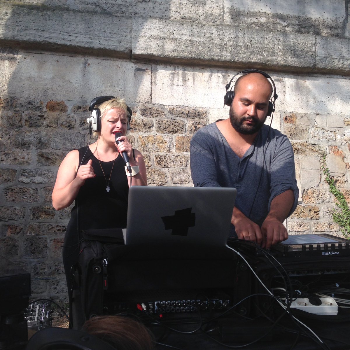 laRadioNova's tweet image. .@ZekaProject en direct, et on a les poils j.mp/ecoutenova