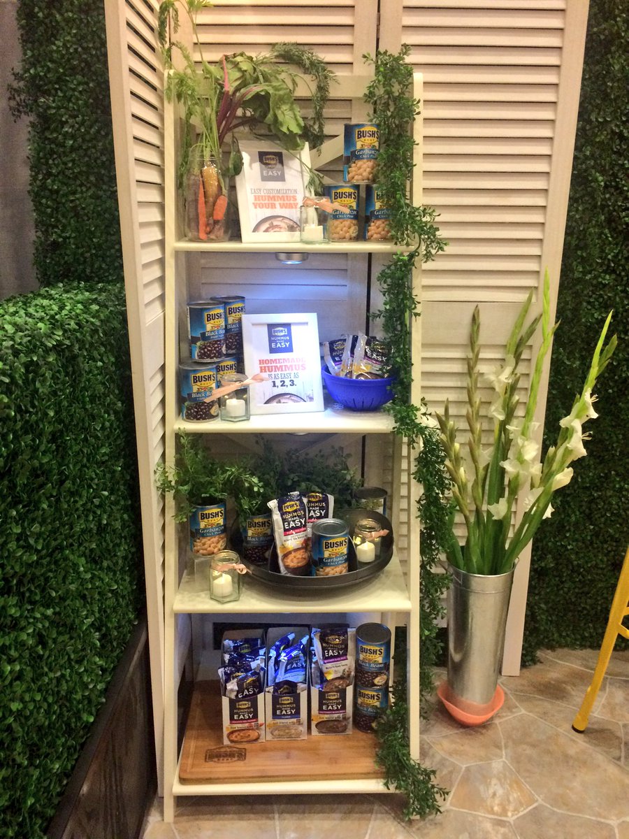 Whitney_Bond's tweet photo. Hummus & veggies are my favorite snack, so I'm super excited about @BushsBeans new #HummusMadeEasy! #BlogHer16 https://t.co/88hhBDllG1