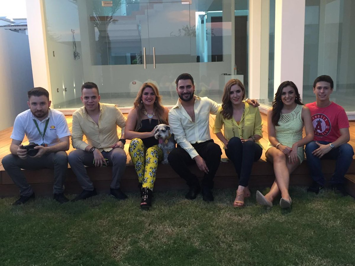 LorenaMolinaN's tweet photo. Con el divertido equipo de #Telecasa @HMOTelevisa #DoceTv https://t.co/9OhmS0RZ9V