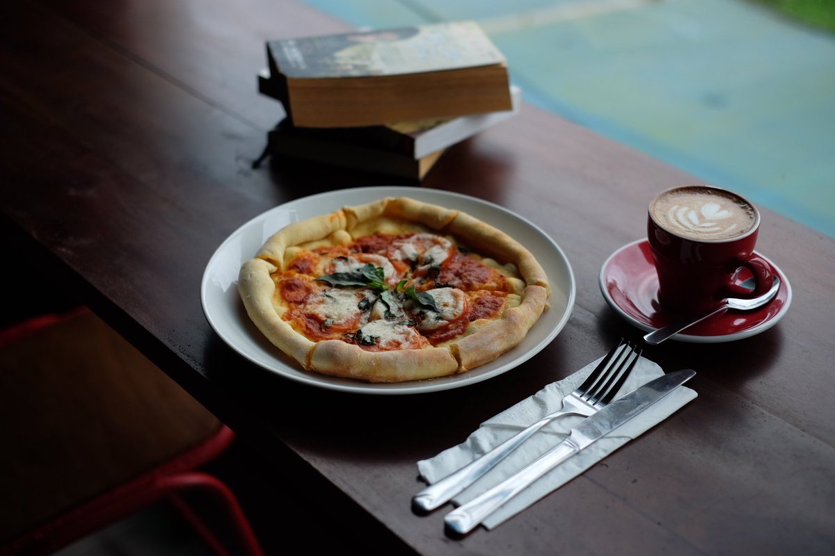 LukcoffeeNbook's tweet photo. Suasana dingin2 gini ngopi dan menikmati pizza pas banget nih guys.
Monggo pinarak kita msh buka smpai jan 1 pagi. https://t.co/HYz9AEL97c