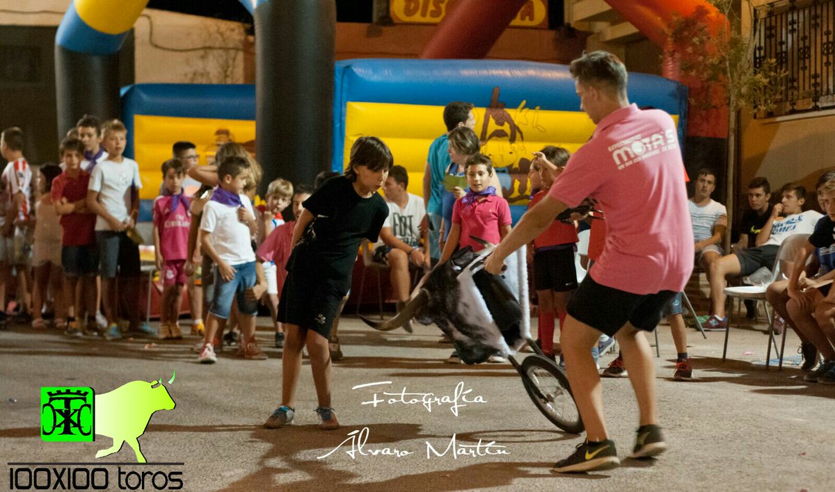 100x100Toros's tweet photo. Ayer mi pueblo de Driebes, volvió a demostrar que tiene cantera larga de aficionados al toro. #SiALosNiñosEnLosToros https://t.co/oFV58NcMwZ