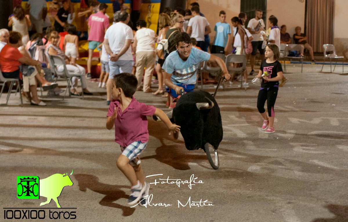 100x100Toros's tweet photo. Ayer mi pueblo de Driebes, volvió a demostrar que tiene cantera larga de aficionados al toro. #SiALosNiñosEnLosToros https://t.co/oFV58NcMwZ