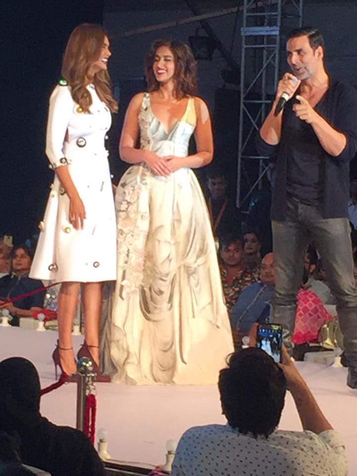 imAbhishrma's tweet photo. @akshaykumar, @Ileana_Official & @eshagupta2811 at Fashion Expo
#1WeekToRustom https://t.co/Y82Ugck2uM