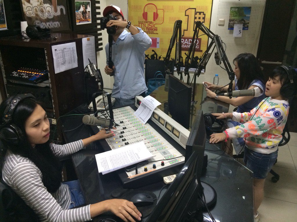 <a href="/official_thania/">Nathania Widjaja</a> menyanyikan lagu Dancing Go Go Go cipt <a href="/melly_goeslaw/">melly goeslaw</a> Live!!! menutup ngobrol seru <a href="/1015DAHLIAFM/">Radio Dahlia 101,5 FM Bandung</a> ❤️