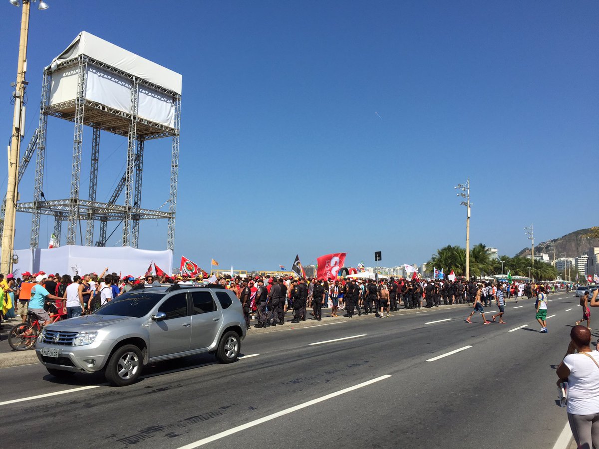 Tusentals har samlats på Copacabana för protestmarsch. "Statskupp", skanderar massan. Tung polisnärvaro.