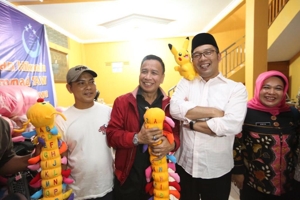 Kang Emil walkot bandung &amp; Miing mengunjungi UKM di cibaduyut Bdg