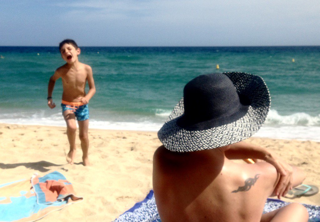 fotoreria's tweet photo. #MiMoco y " La Pamelas" @Latanace en la playa de #Montgat https://t.co/zEbX3NQQOg