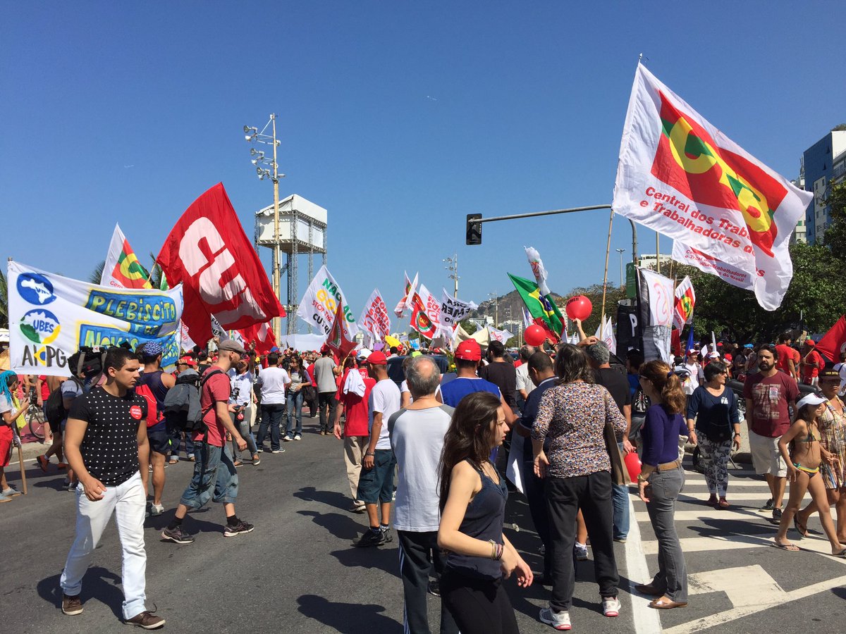 "Fora Temer", skanderar folk.