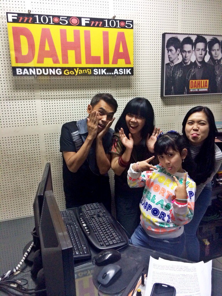 Haturnuhun Diwan <a href="/ennoriri/">enno ririe</a> dan team <a href="/1015DAHLIAFM/">Radio Dahlia 101,5 FM Bandung</a> utk support nya buat <a href="/official_thania/">Nathania Widjaja</a> ❤️❤️❤️ 
#DancingGoGoGo