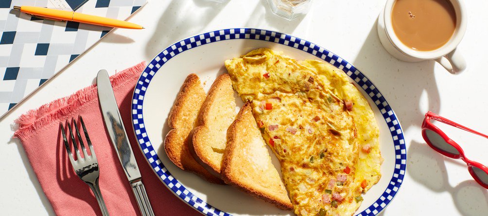 epicurious's tweet photo. How to build the perfect western omelet, diner-style: https://t.co/OnRireaVKI https://t.co/rwi3fx0938
