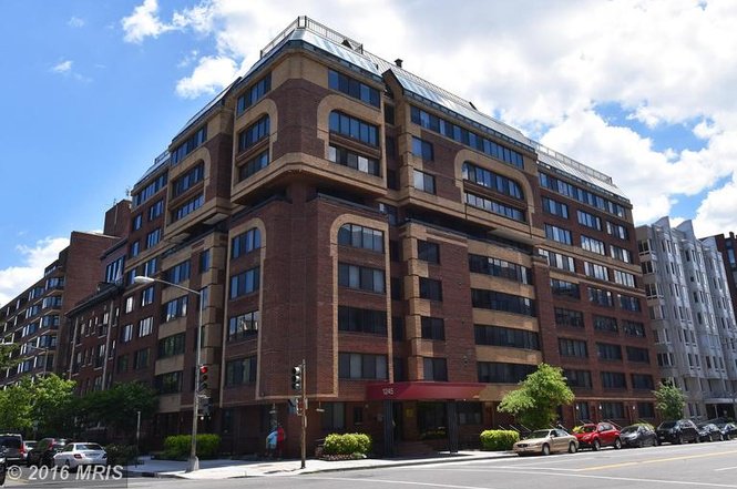 PoPville's tweet photo. Sold in Eleven Days – Logan Circle Condo
#dc #realestate #gdonrevisited #parkprincess
https://t.co/STvwRWhCJg https://t.co/bhZncRCD1g