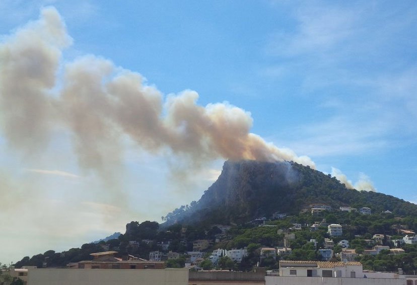 incendisforest's tweet photo. 18 dotacions terrestres i 5 aeris treballant a #IFEstartit #Rocamaura afecta a unes 10 ha. https://t.co/iq5NUvnElT via @Gironanoticies