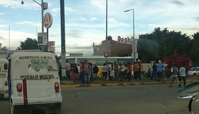 VocesOaxaca's tweet photo. #ALERTA inicia bloqueo carretero altura crucero de #Vigera por falta de agua en zona norponiente de la Cd. d #Oaxaca https://t.co/i04FBuleI7