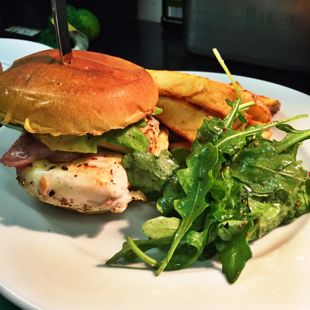 cuttingroommcr's tweet photo. Special burger this week😍Grilled chicken breast with bacon, avocado and spicy Sriracha mayonnaise. On a brioche bun. https://t.co/SfpRF7J9xw