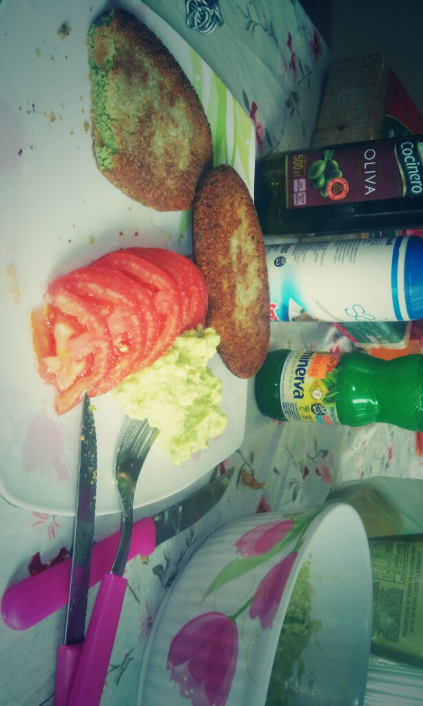 Milanesas de soja con espinaca, tomates y una rica palta. 
✌