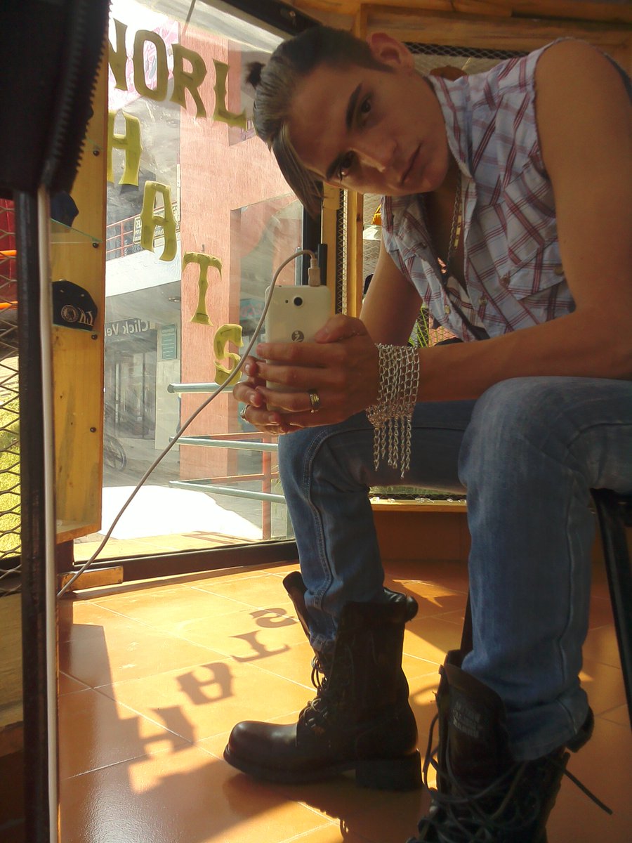 en <a href="/hats_world/">world hats</a>