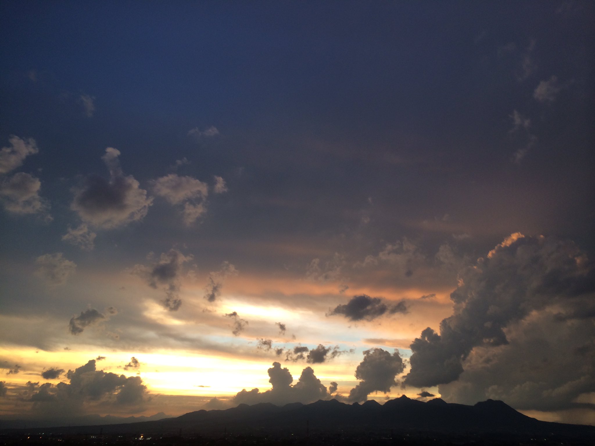 はる 家から見えた空 夏の夕方の空はほんとに綺麗で 暑いの嫌だけど この空が見えるから夏が好きになる 空 夏 夕方 夏の夕方の空 T Co Sywfh5froy Twitter