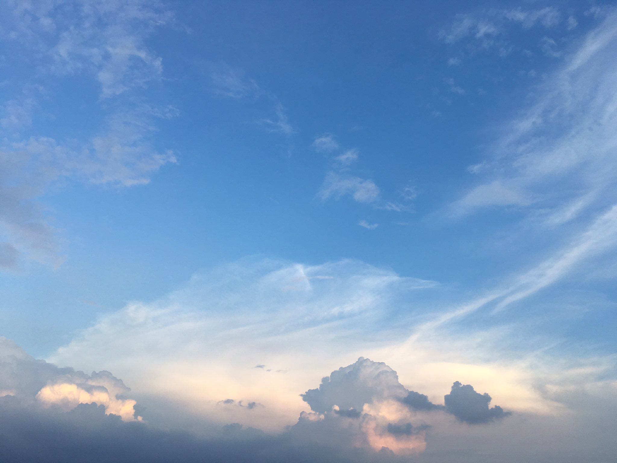 はる 家から見えた空 夏の夕方の空はほんとに綺麗で 暑いの嫌だけど この空が見えるから夏が好きになる 空 夏 夕方 夏の夕方の空 T Co Sywfh5froy Twitter