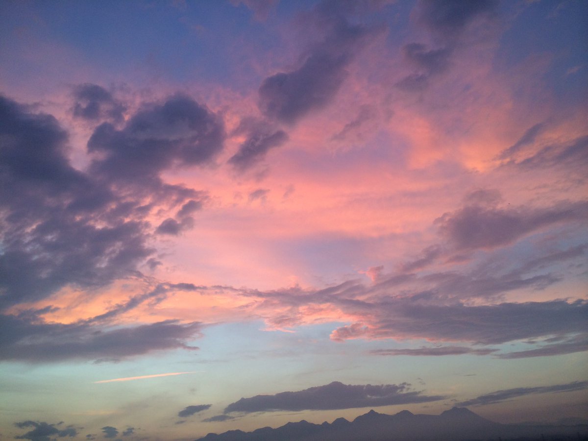 夏の夕方の空