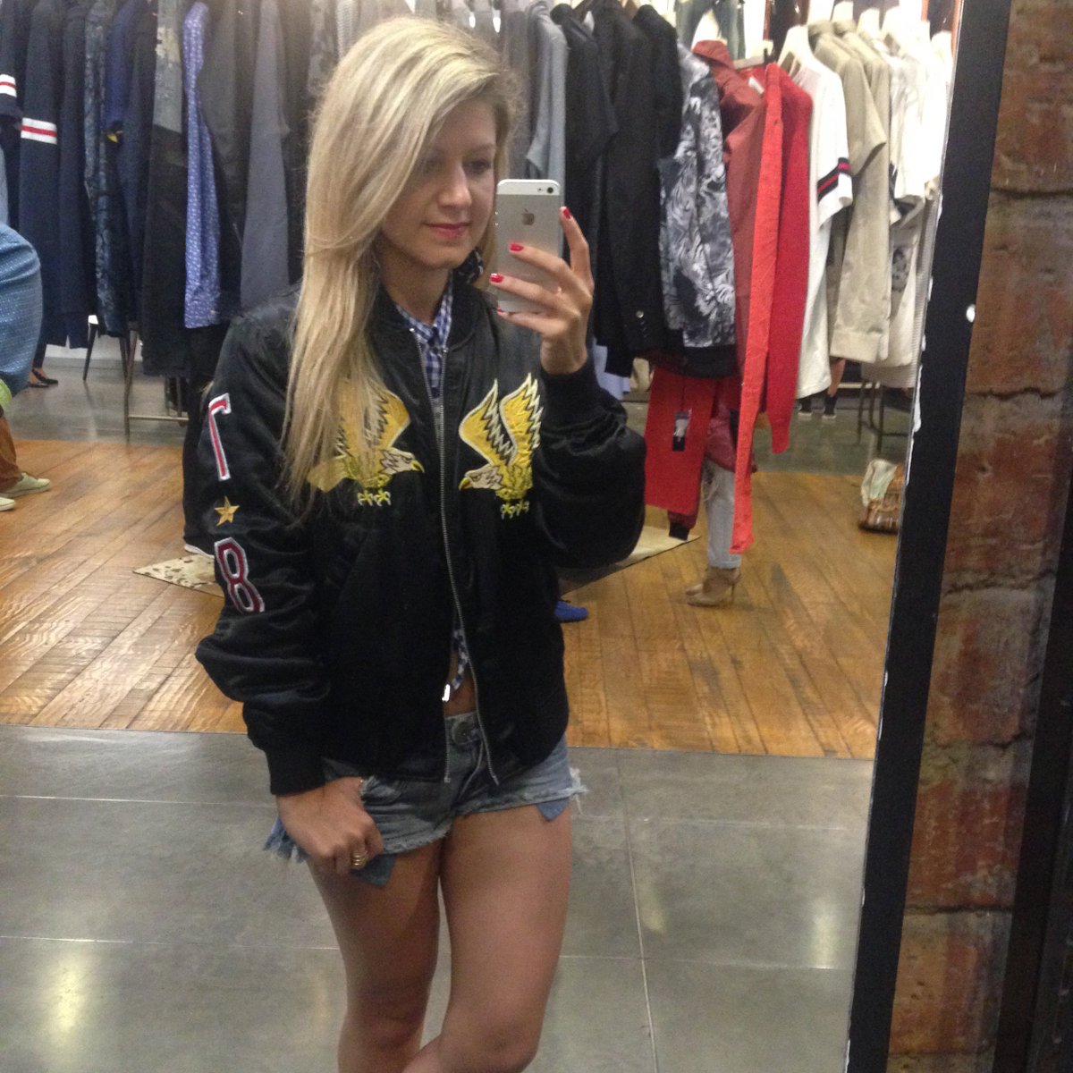 Agasuitcase's tweet photo. Que tal esta hermosura de Diesel FW 16/17?Ya pronto otros looks con esta bomber jacket #dieselhashtag #colombiamoda https://t.co/YOhuH7Cjrq