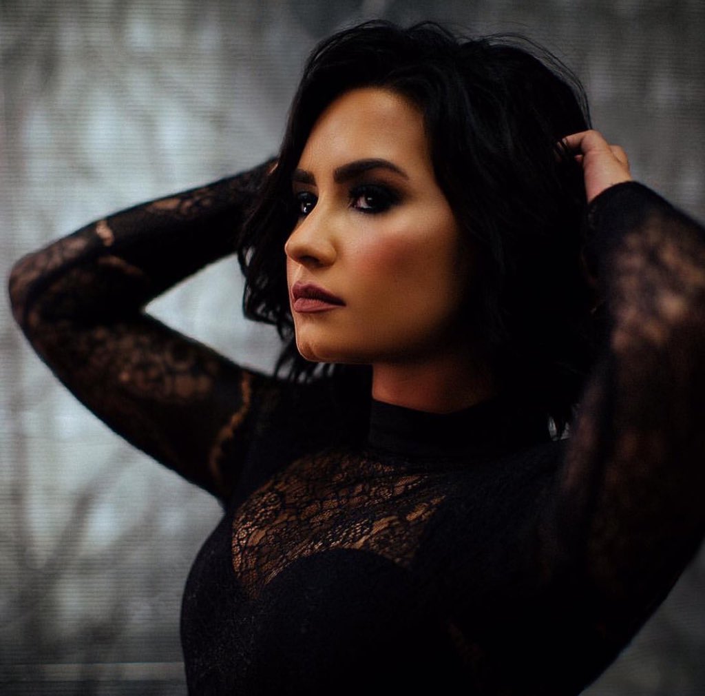 SParoisse's tweet photo. She Always Happy On This Tour Confident Demi Lovato &amp; Nick Jonas #FurtureNowTour 🙋🏼💋😚 https://t.co/tQqAiwEGpL